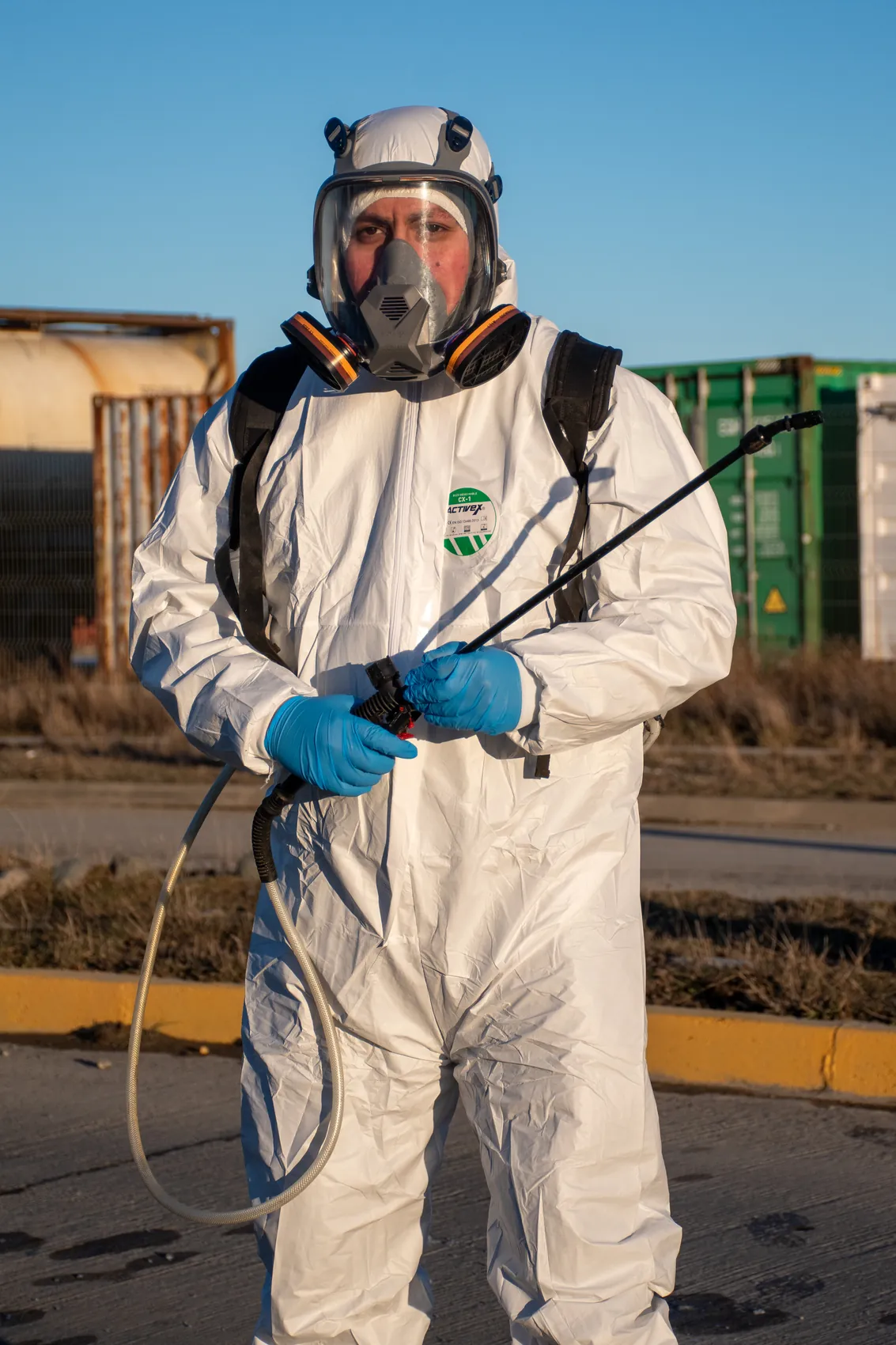 Técnico de Control Agro con traje de protección y equipo de aplicación en Punta Arenas